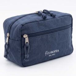 Beauty case da viaggio in tela blu scuro, con logo Fitosofia, due scomparti con cerniera e tiralampo a corda intrecciata, su sfondo chiaro.